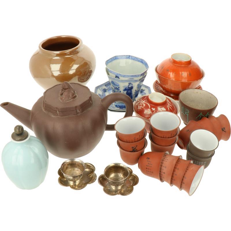 Een lot diversen Aziatische voorwerpen w.o. kop en schotels en één terracotta theepot. China en Japan, 20e eeuw.