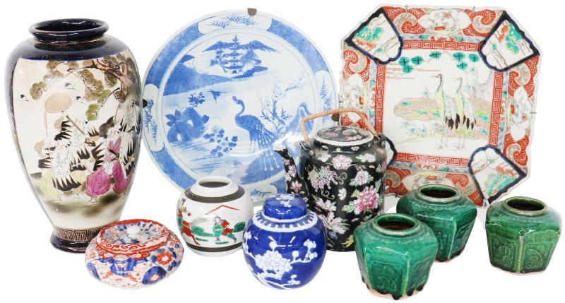 Een lot van Chinees en Japans keramiek.