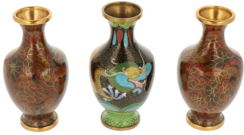 Een lot van drie cloisonné vaasjes. China, 20e eeuw.
