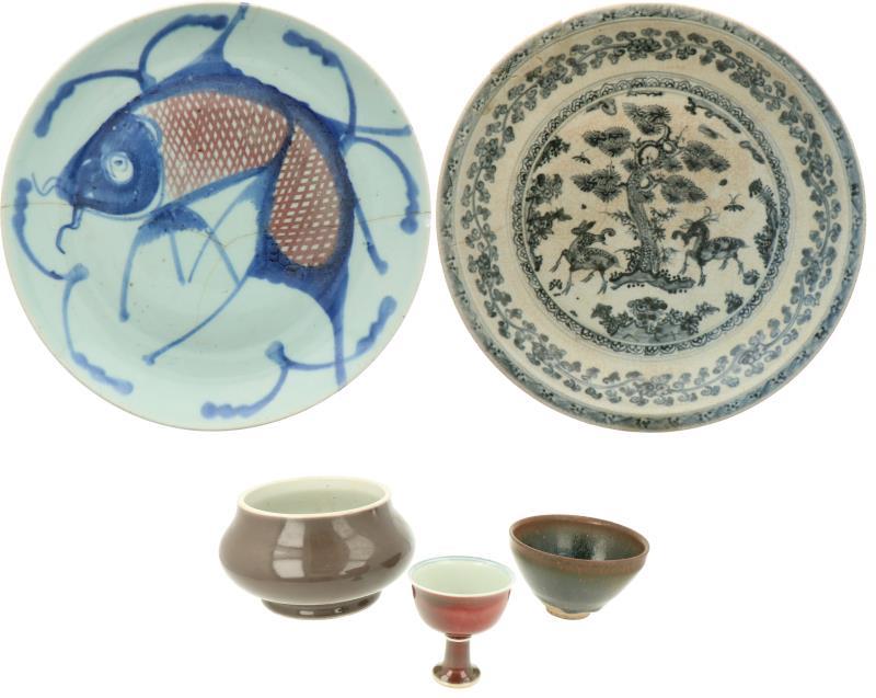 Een lot van vijf divers porseleinen objecten naar ouder voorbeeld. China, eind 20e eeuw.