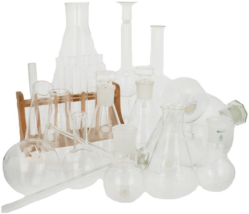 Een kavel met divers laboratoriumglas. 