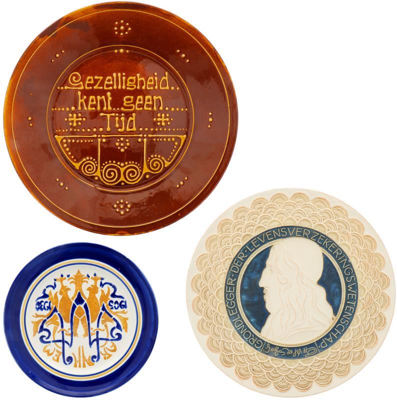 Een lot van drie borden w.o. C.A. Lion Cachet.