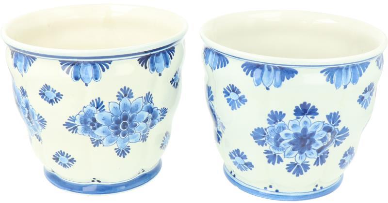 Een set van twee aardewerk cachepots. Gemerkt: De Porceleyne Fles. Delft 20e eeuw.