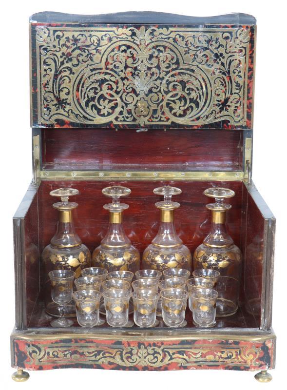 Een houten likeurkelder ''cave de liqueur'' met Boulle-werk. Frankrijk, 19e eeuw.