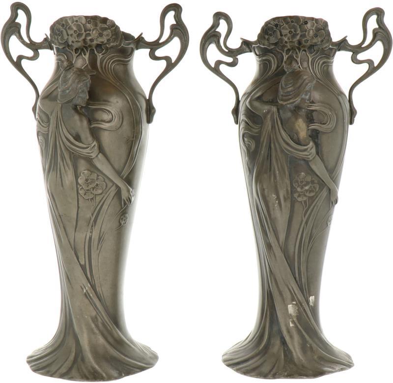 Een stel Art Nouveau tinnen siervazen met vrouwenfiguren. Gemerkt WMF = Württemberg Metal Fabrik. Ca. 1880