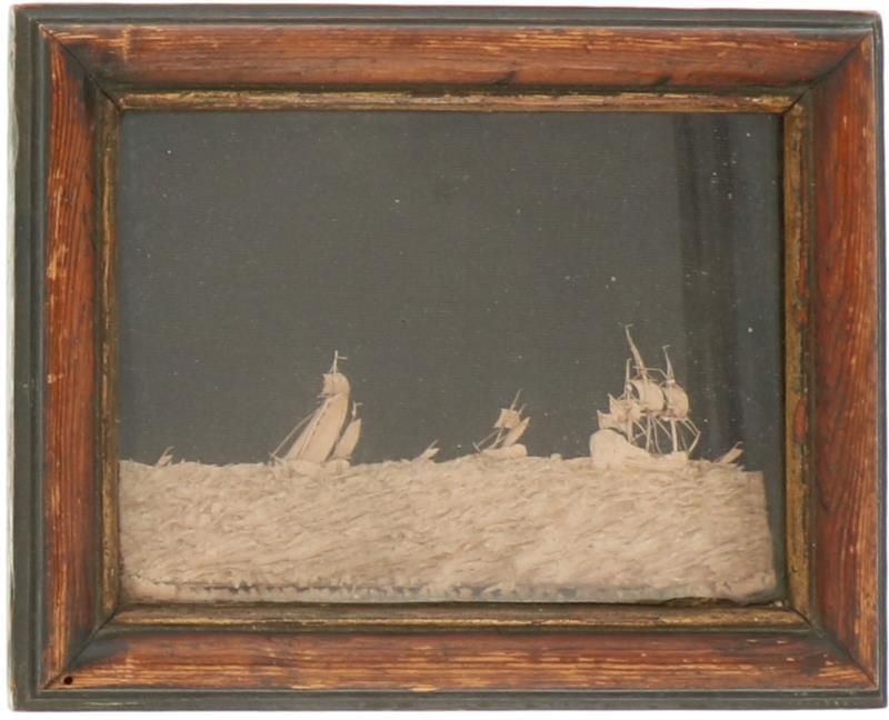 Een diorama van papiermaché zgn. "Bavelaartje" voorstellende schepen op een woelige zee. 