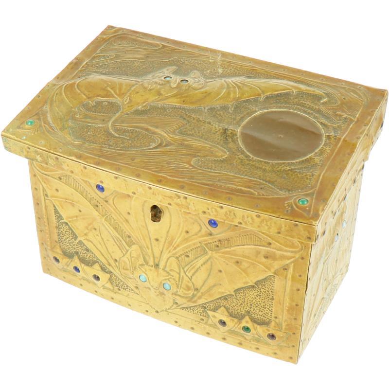 Alfred Louis Daguet (1875 -1942). Een houten doosje met gedreven koperbeslag waarop vleermuismotieven. Gesigneerd en gedateerd 3/06 ad onderzijde.
