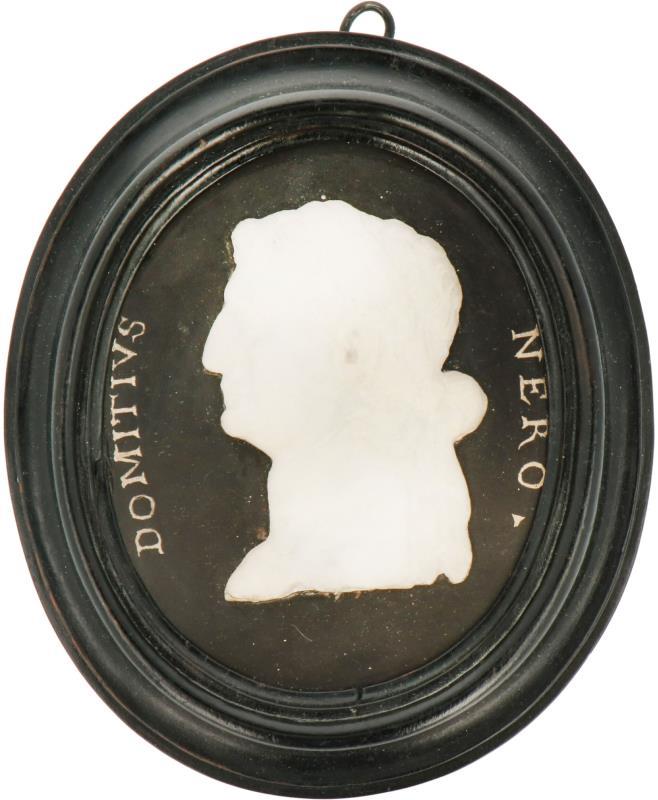 Een Grand Tour object, 19e eeuw. Een marmeren portret in reliëf van Keizer Nero. 