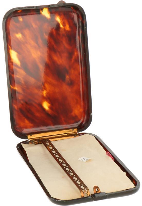 Een grote Franse schildpad sigaretten-etui. Gemerkt "veritable ecaille". 