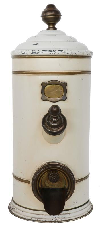 Een antieke blikken koffiebonendispenser.