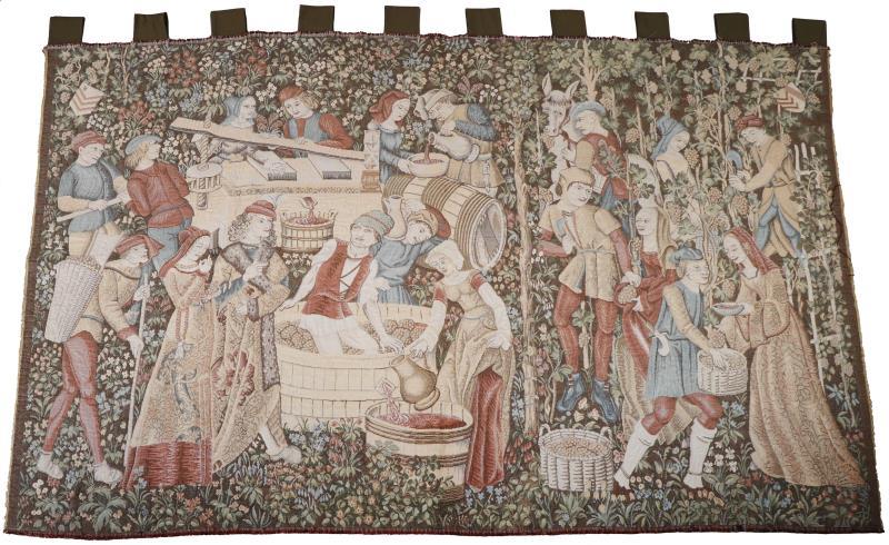 Een Jacquard-geweven gobelin met voorstelling van een wijnoogst. 