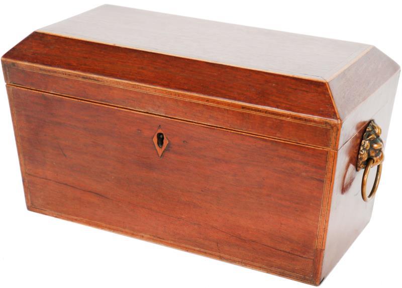 Een houten theekist met marquetterie, compleet met 2 binnenbakken en glazen schaal. 19e eeuw. 