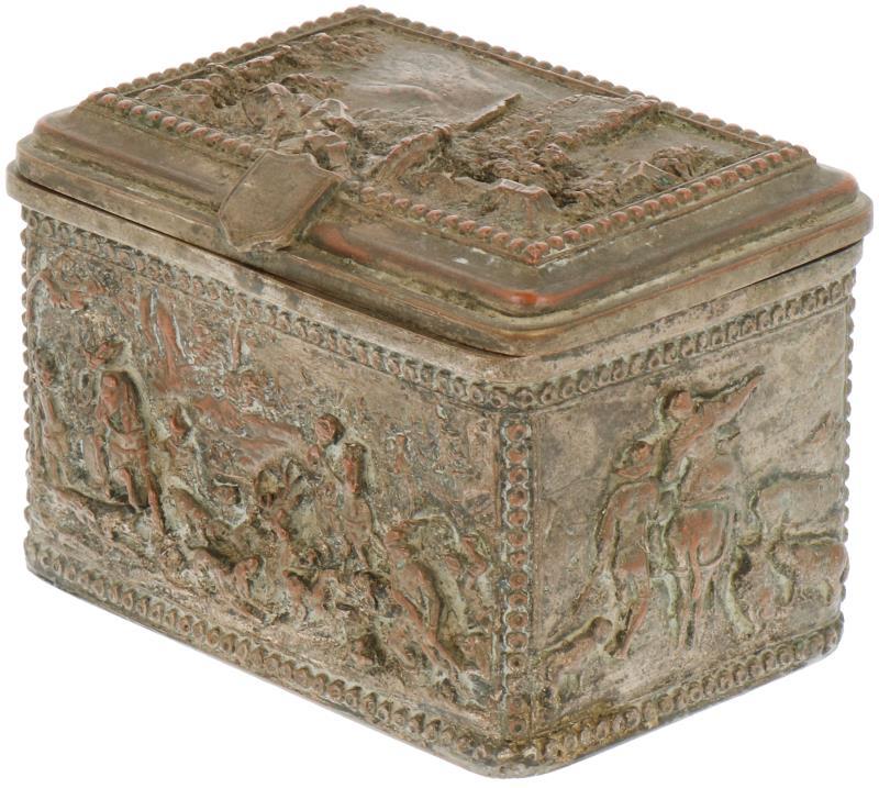 Een bronzen bijouteriedoosje met decoraties aan vijf zijden. Frankrijk 19e eeuw. 
