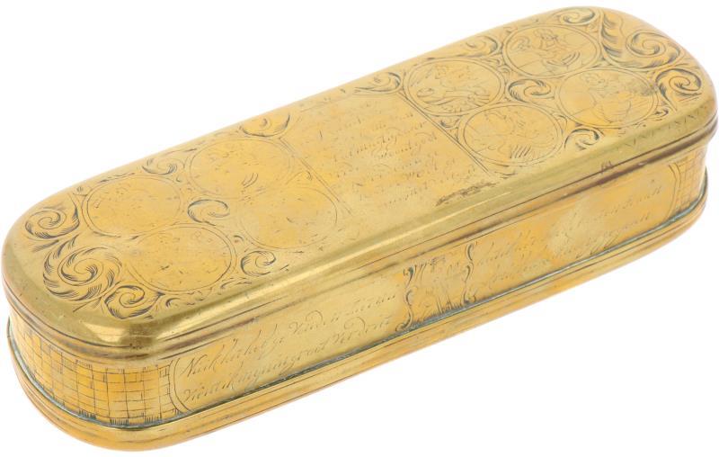 Een koperen tabaksdoos, met inscripties en afbeeldingen. O.a. "hat ik mijn van te vooren Wel bedagt ik hat mijn selven nooijt in het leyden gebragt". Holland, 18e/19e eeuw.