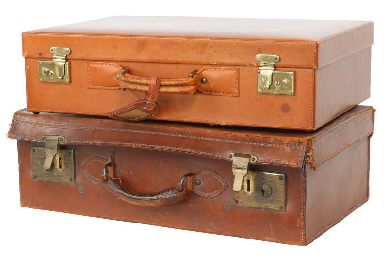 Een lot van twee lederen vintage reiskoffers.