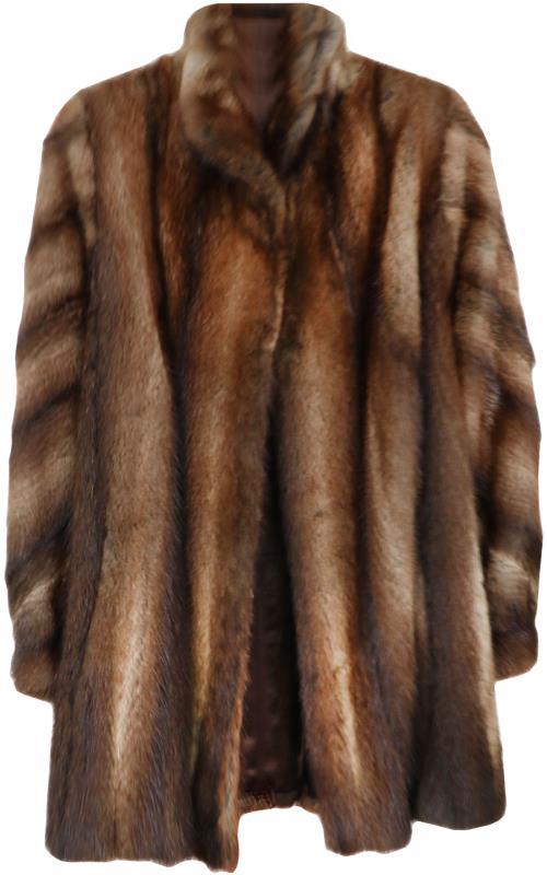 Een mantel van wasberenbont.