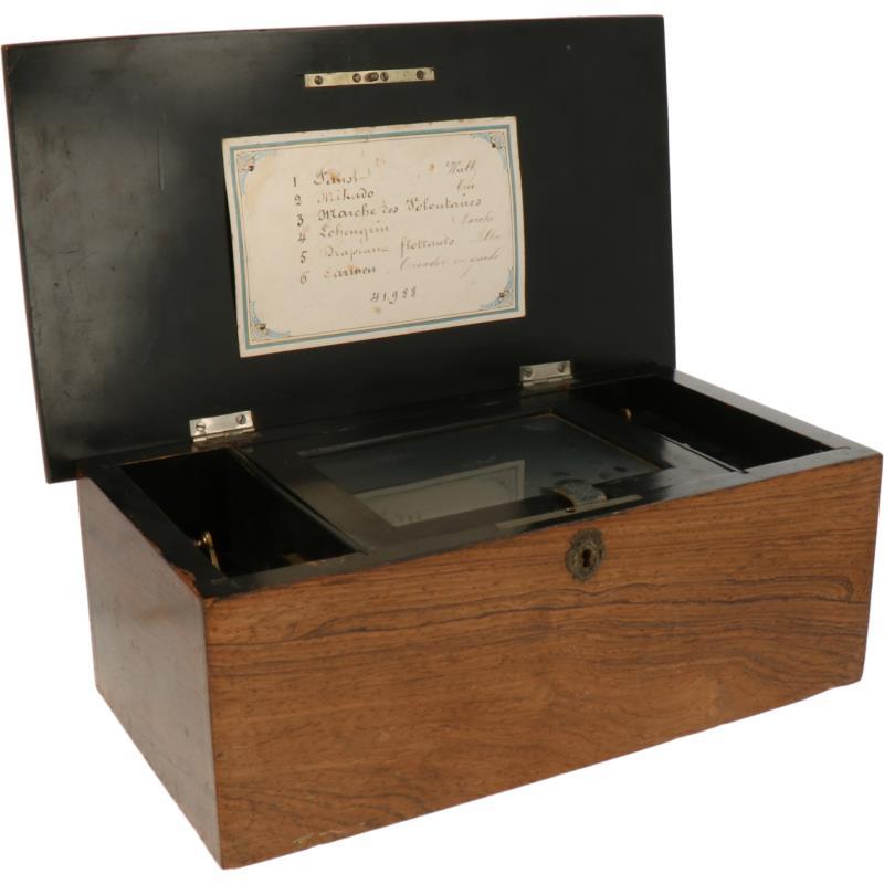 Een laat 19e-eeuwse muziekdoos. Gedecoreerd met veldboeketje. Met 6 verschillende melodiën. 