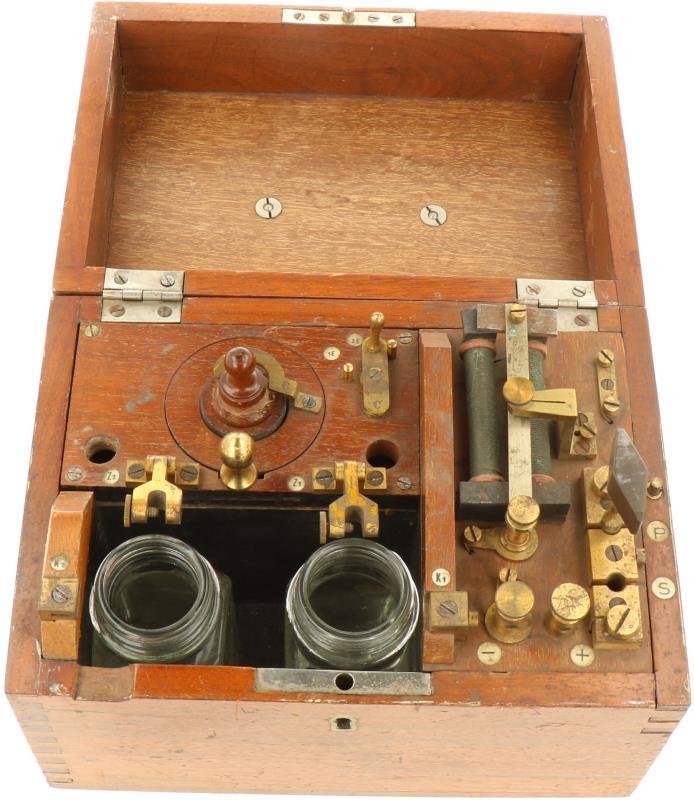 Een medisch instrument in originele houten kist. 1e helft 20e eeuw.
