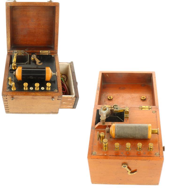 Een lot van twee natuurkundige instrumenten in originele houten kisten. 1e helft 20e eeuw.