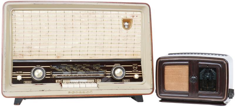 Een lot van twee radio's van Saba en Philips. 1e helft 20e eeuw.