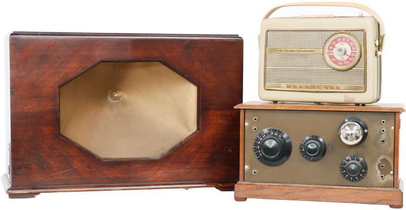 Een lot van drie radio's w.o. Nordmende. 1e helft 20e eeuw.