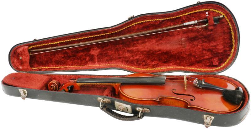 Een viool met strijkstok in koffer.