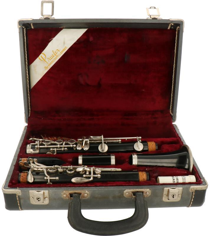 Een Prufer klarinet met zilveren beslag.