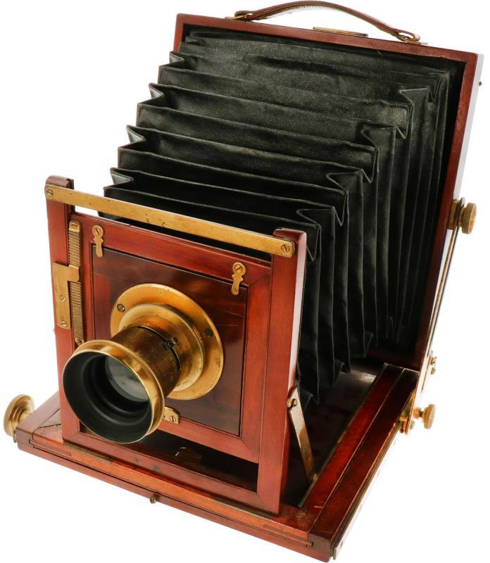 Een houten camera. City Sale & Exchange met Pioneer lens ca. 1900.
