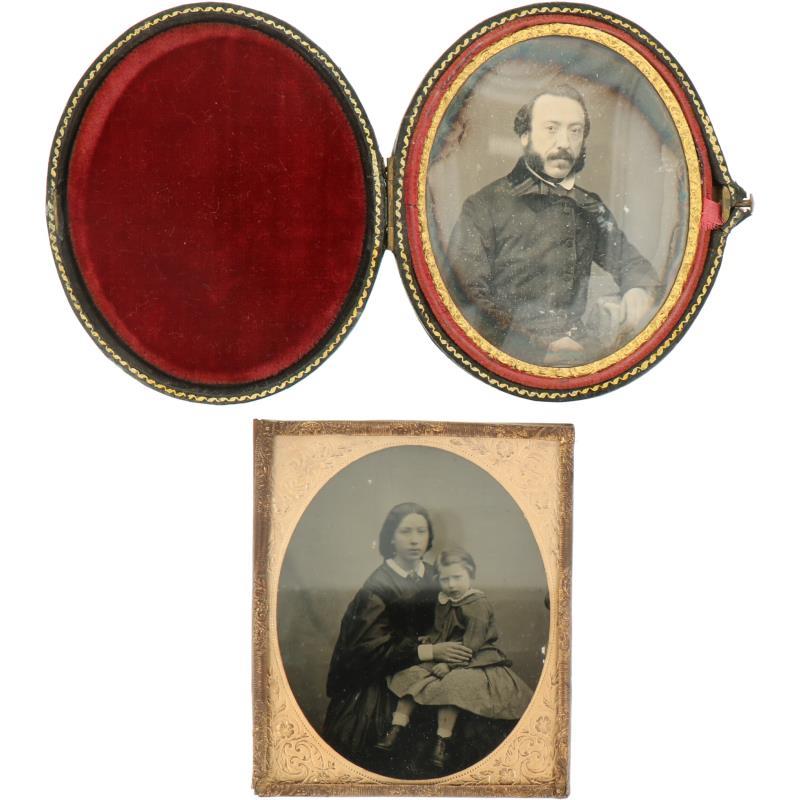 Een lot van twee Fotolijstjes - waarvan één in lederen foedraal met rood velours - ca. 1900.