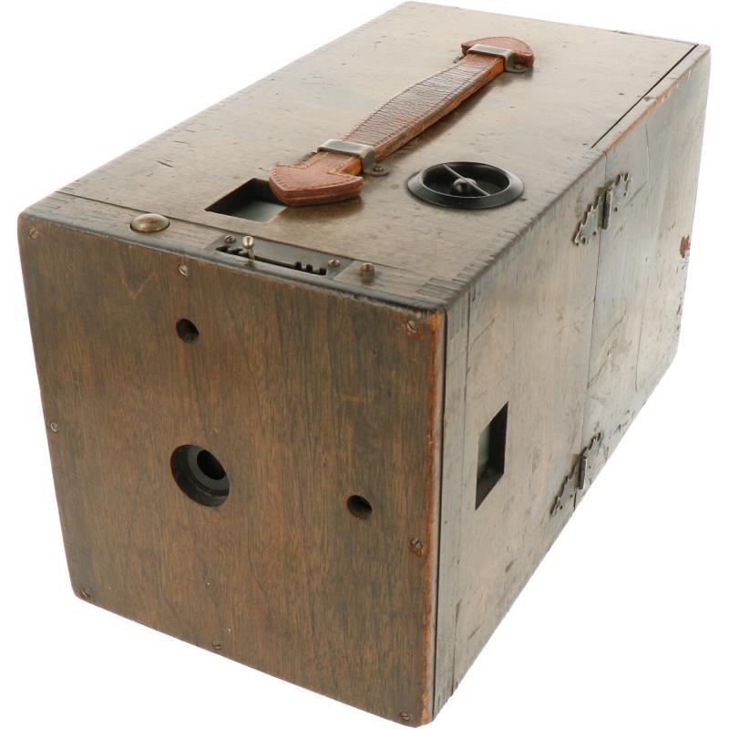 Een Blair "Hawk-eye" Detective camera - ca. 1890. 
met krantenknipsel over de verkoop van de camera.