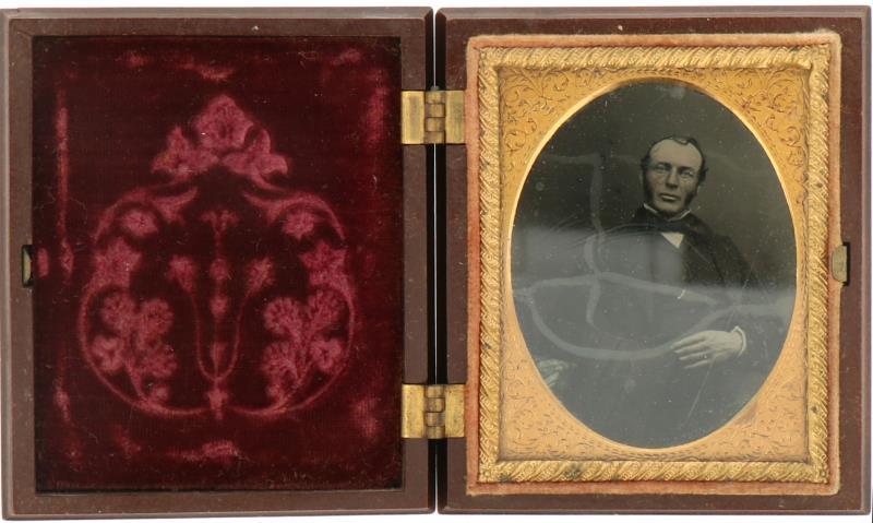 Een bakelieten fotolijst met Daguerreotypie van een heer - ca. 1910.