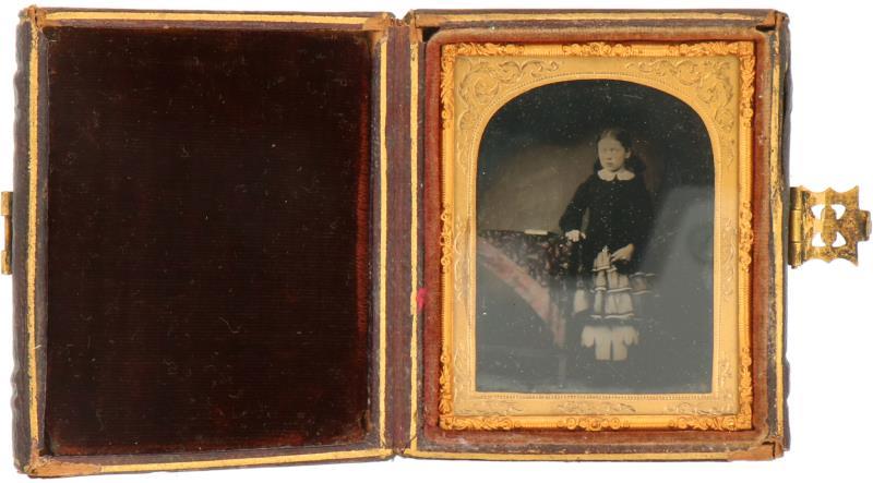 Antiek fotolijstje met Daguerreotypie van een meisje.
