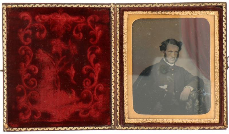 Antiek fotolijstje met Daguerreotypie van een heer.