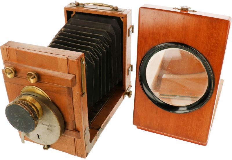Een Marion Fils & Cie, Paris - Camera ca. 1910 met daarbij een fotohouder met vergrootglas.