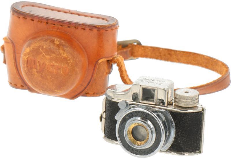 Een spionage camera - Mycro - in originele lederen tas.