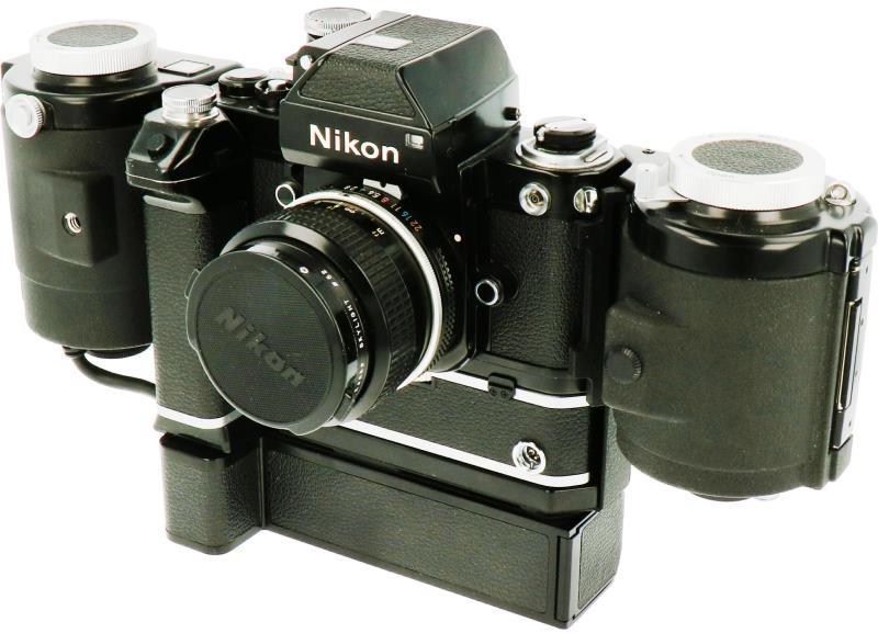 Een Nikon MD-2 fotocamera - met MF-1 rug voor filmrolletjes van 250 foto's en MB-1 motor drive.