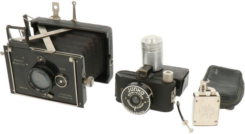 Lot van diverse camera onderdelen w.o. draadontspanner in doos, Junka en Plaubel makina camera - ca. 1930.