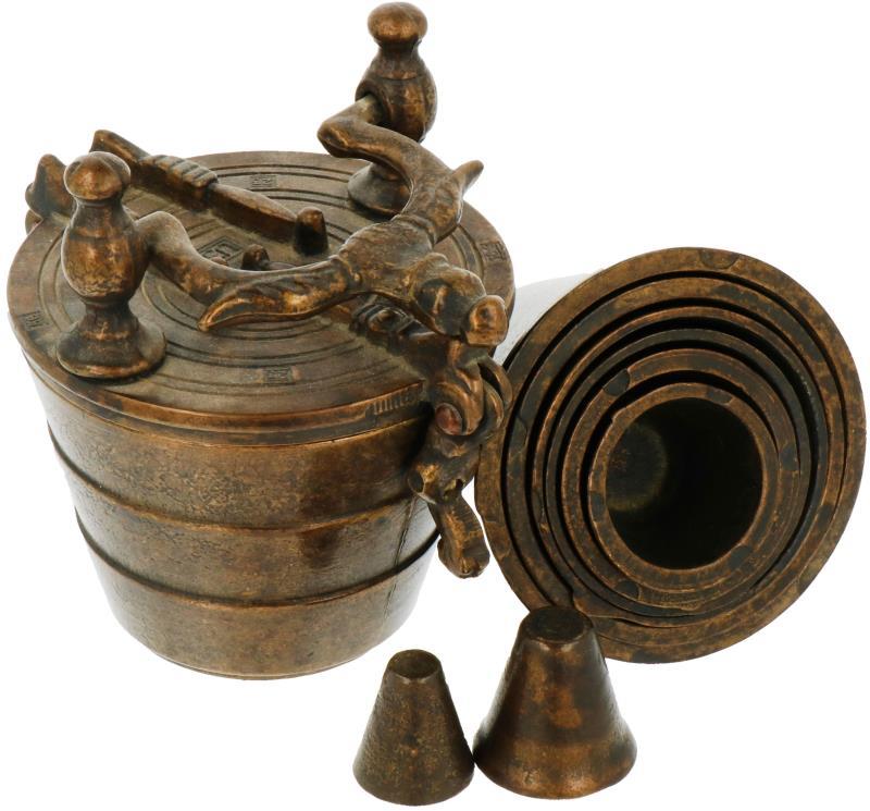 Een bronzen set sluitgewichten. Eind 19e eeuw.