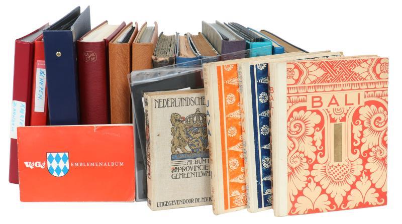 Een lot albums w.o. postzegelalbums en diverse OXO plaatjes albums.