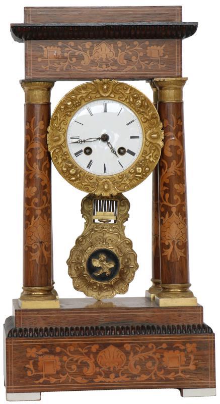 Een houten kolompendule. Frankrijk, 19e eeuw.