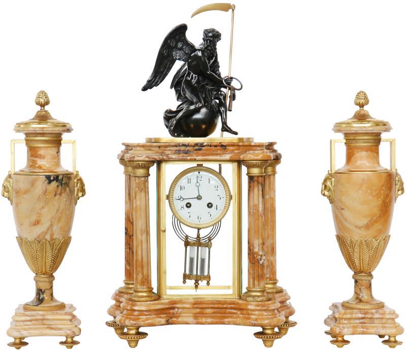 Een marmeren klokkenstel met massieve cassolettes en een bronzen beeld van vadertje tijd. Frankrijk, 19e/20e eeuw.