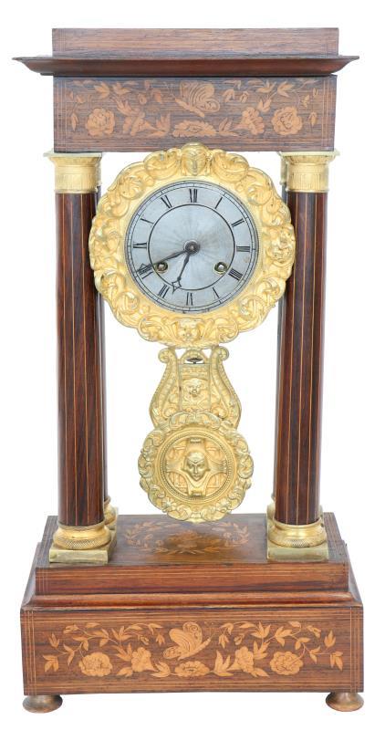 Een houten kolompendule met vergulde ornamenten. Frankrijk, 19e eeuw.