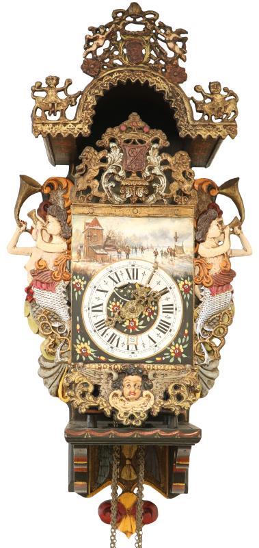 Een Friese Carillon stoelklok met drie melodieën, beschilderd met een winterlandschap. Gesigneerd Christiaan van der Klaauw Joure. Nederland, 2e helft 20e eeuw. 