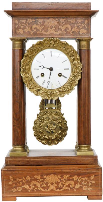 Een kolompendule met intarsia en emaille wijzerplaat. Frankrijk, 19e eeuw.