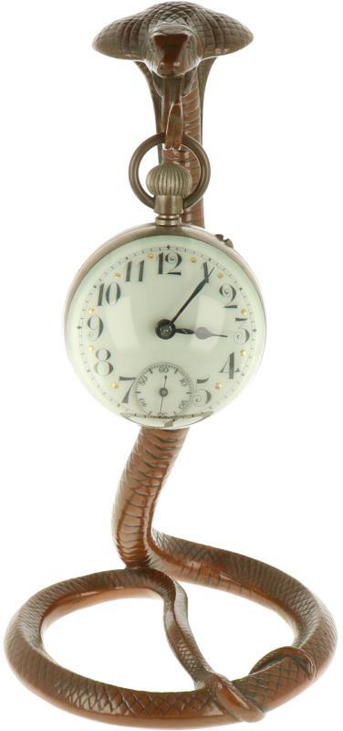 Een bronzen horlogehouder in de vorm van een cobra met desk top bol klok. Midden 20e eeuw. 