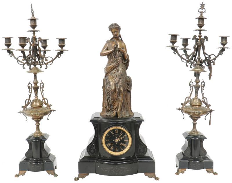 Een drie-delig klokkenstel met ZAMAC beeld van Griekse muze Euterpe een aulos bespelend. Frankrijk, circa 1900.
