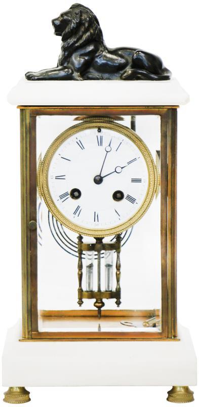 Een marmeren pendule met bronzen leeuw. Frankrijk, eind 19e eeuw.