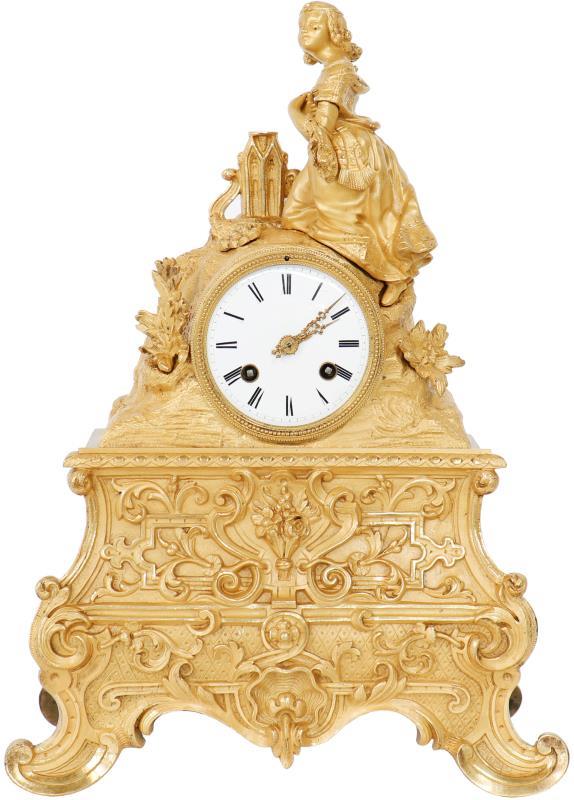Een vuurvergulde pendule met een dame, geëmaileerde wijzerplaat, touwtjesuurwerk. Frankrijk, 19e eeuw.