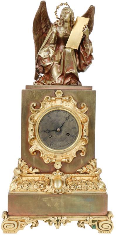 Een bronzen pendule met ornamenten en een engel, touwtjesuurwerk. Frankrijk, 19e eeuw.