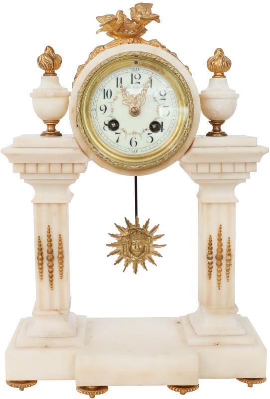 Een marmeren kolompendule met bronzen ornamenten. Frankrijk, 19e eeuw.